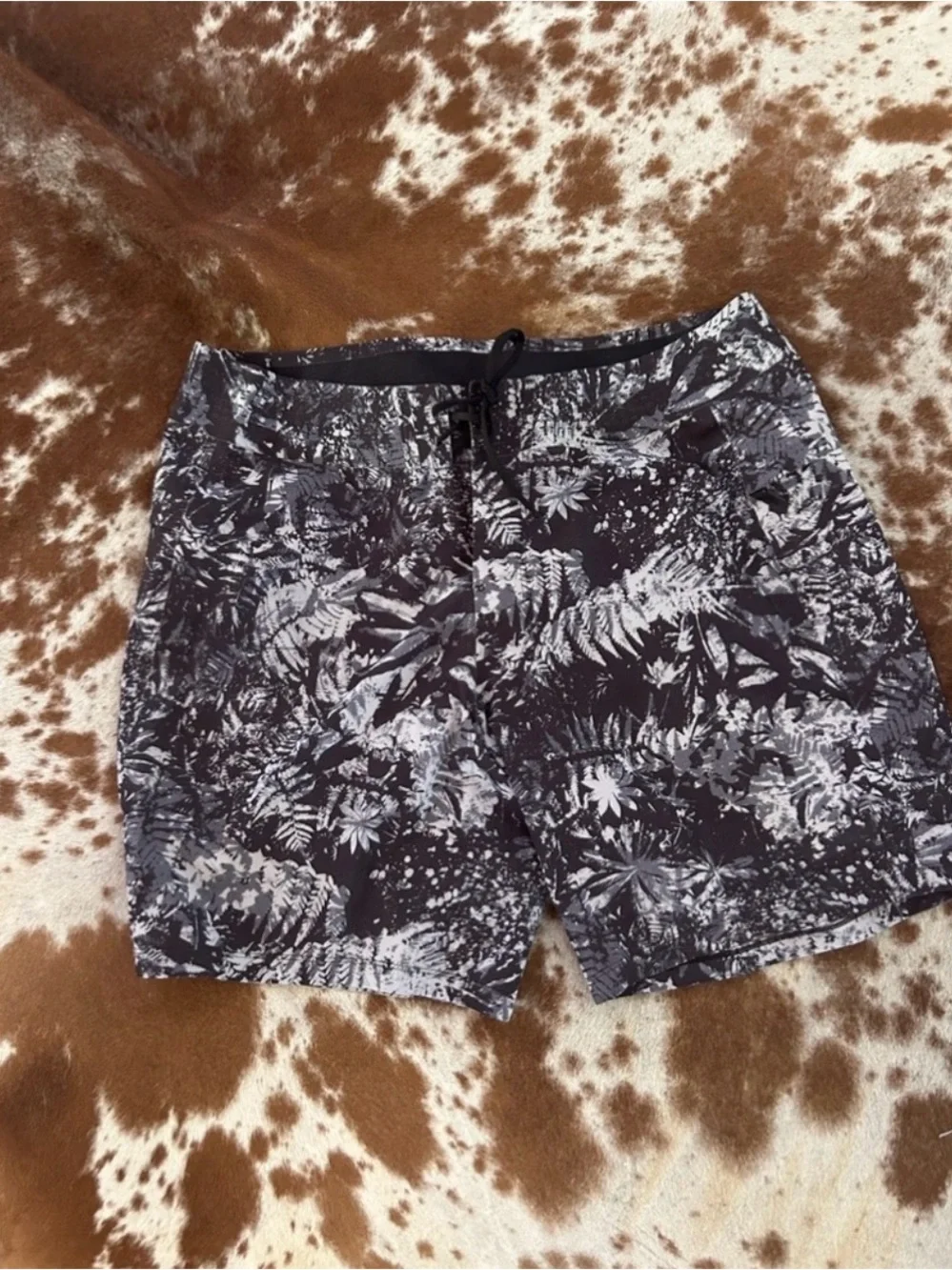 lululemon athletica Black & Gray Tropical-Print Swim Board Shorts
